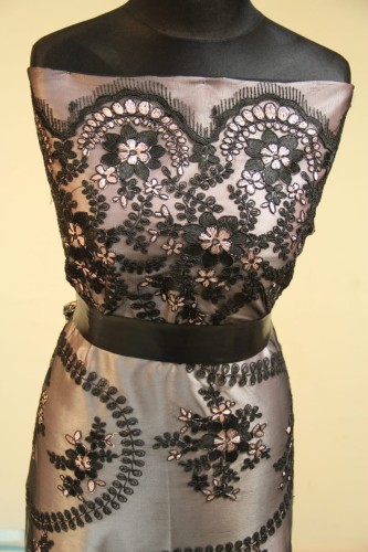 Koronka gipiurowa /haft - czarny /kwiatki pudrowy róż