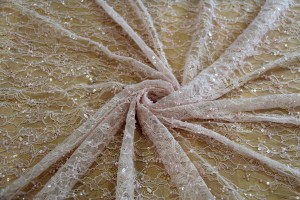 Koronka Seraphine - haft na tiulu z cekinami i koralikami - styl francuskiej elegancji - pastelowy pudrowy róż